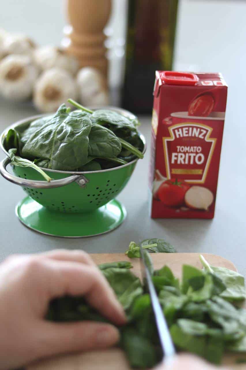 Kip in tomatensaus met bloemkoolrijst, gebakken knoflook, spinazie en basilicum. Heerlijk recept voor het avondeten voor het hele gezin. #lekkeretenmetlinda #kip