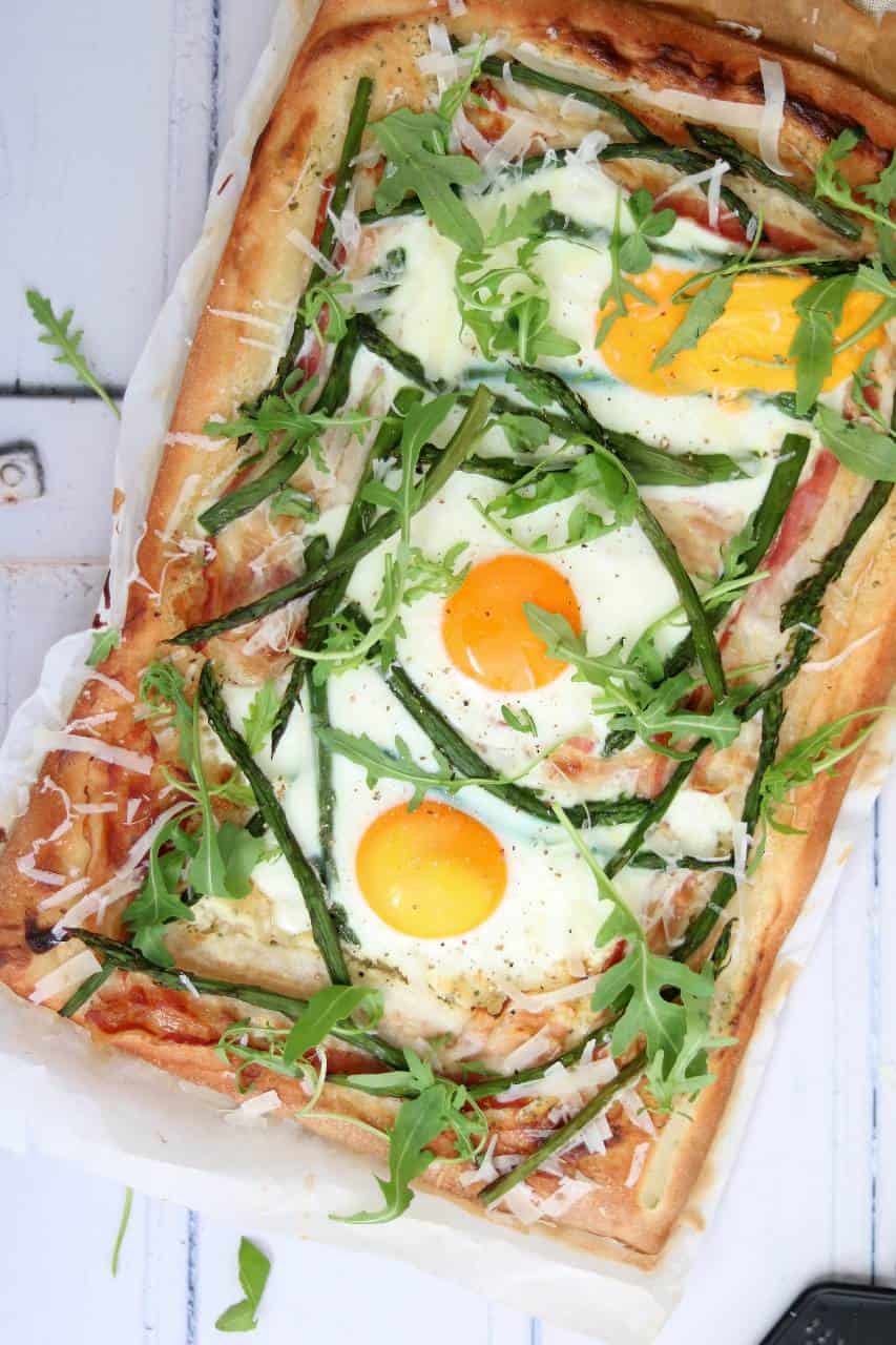 Plaatpizza met asperges en ei