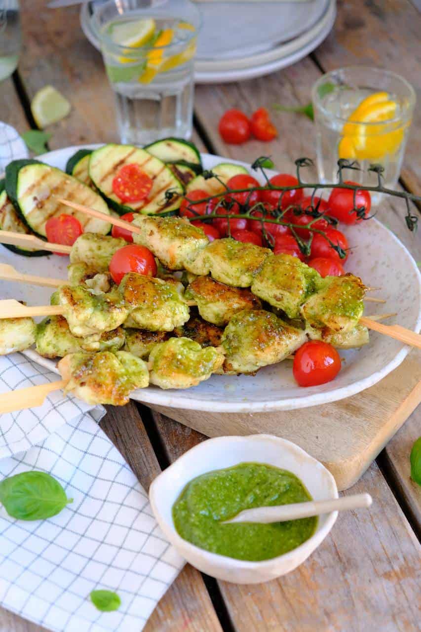 Spiesjes voor op de bbq met kip. Deze Italiaanse spiesjes maak je met pesto. De groente rijg je niet aan de spies. De groente grill je op de barbecue zodat het goed gaart. Dit kip recept is geschikt voor het hele gezin. #kip #spiesjes #barbecue