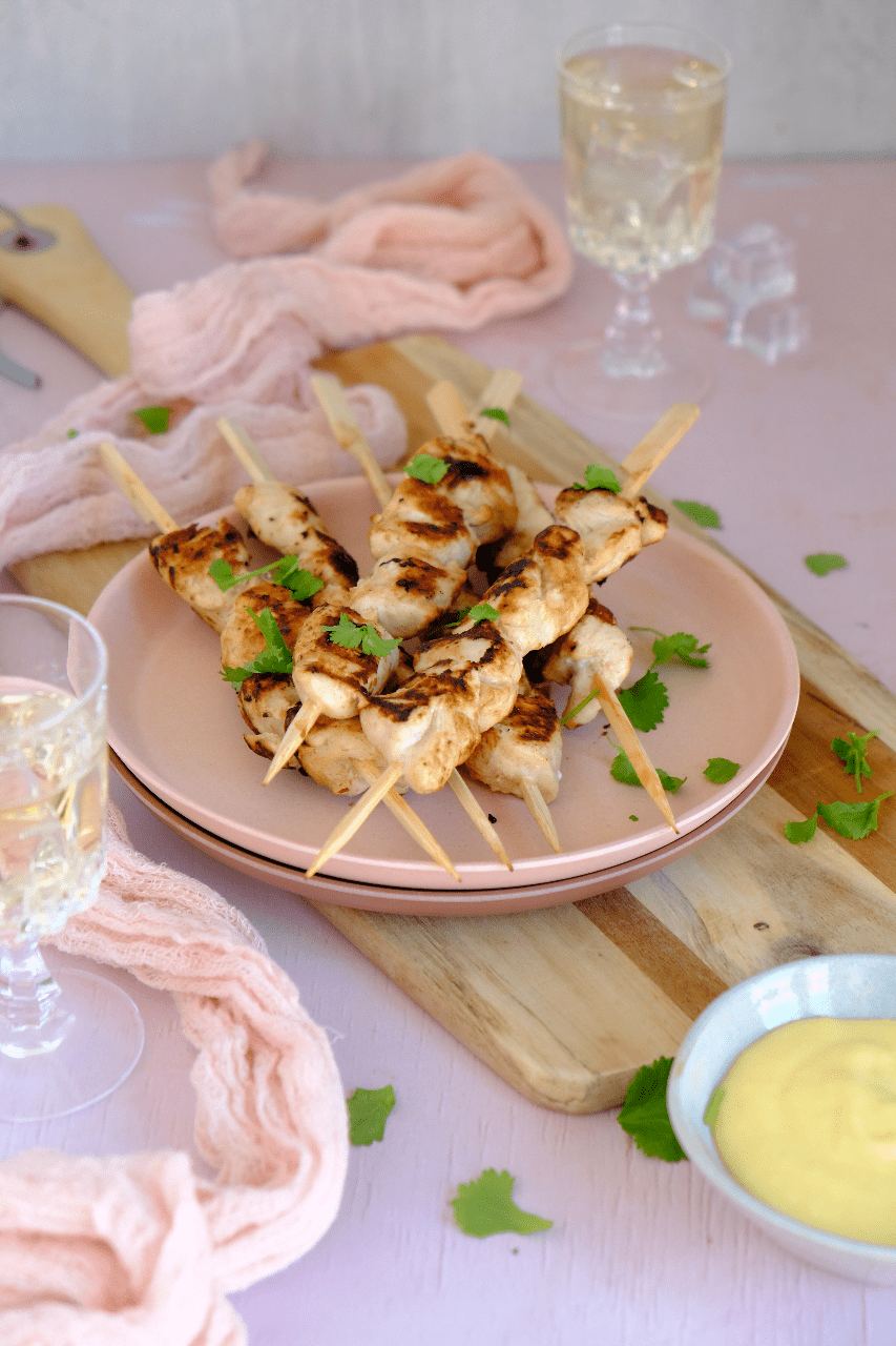 Aziatische gemarineerde kip met mango dip