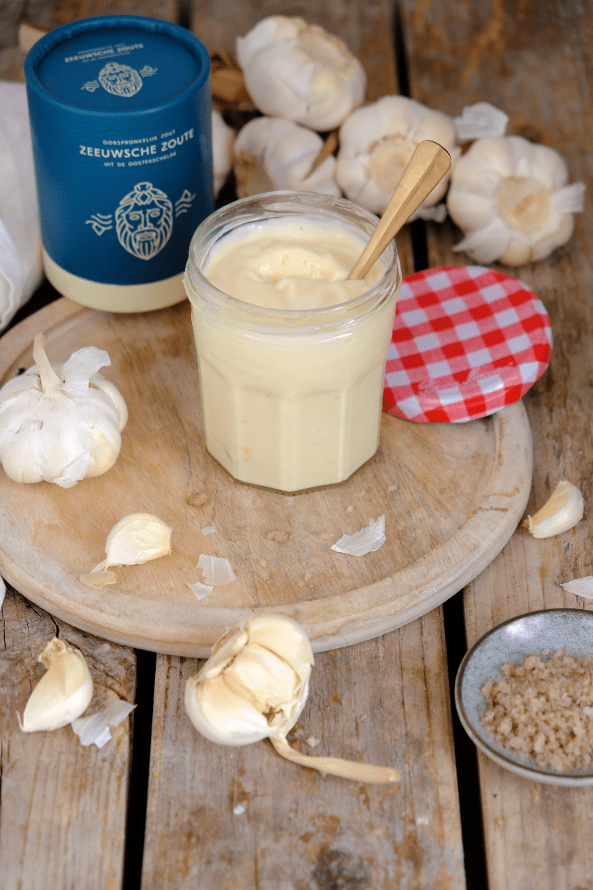Een zelfgemaakte knoflooksaus met geroosterde knoflook uit de oven en gerookt zeezout