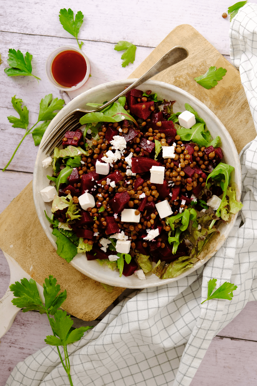 Lunch salade met biet, feta en linzen. Een makkelijk en gezond recept voor werk.