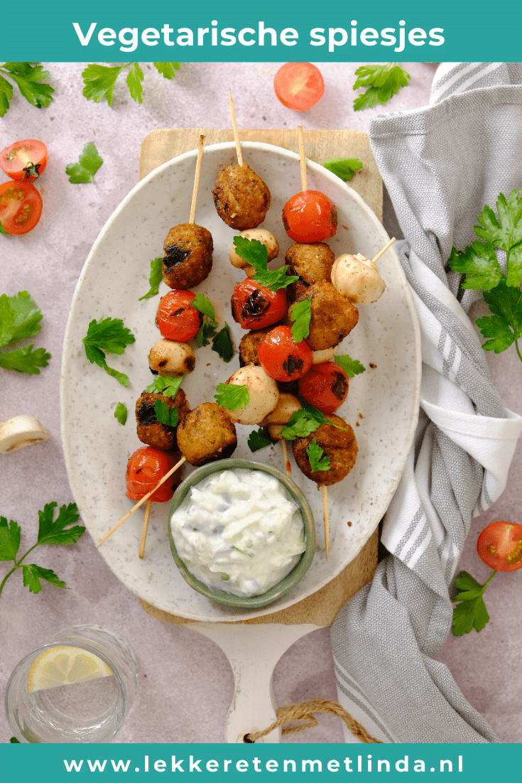 Vegetarische spiesjes met groente, vleesvervanger en een knoflook chili olie en tzatziki