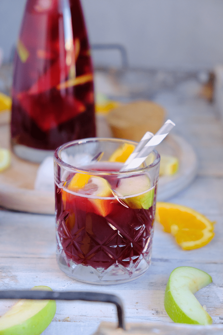 Dit recept voor zelf sangria maken staat binnen 5 minuten klaar in de koelkast. jden en dit mengen met kaneelstokjes en rode wijn.