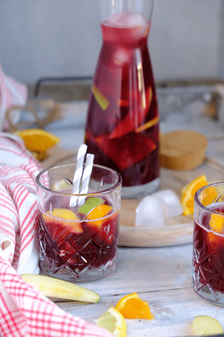 Zelf sangria maken met fruit, rode wijn, kaneel en bruisend water
