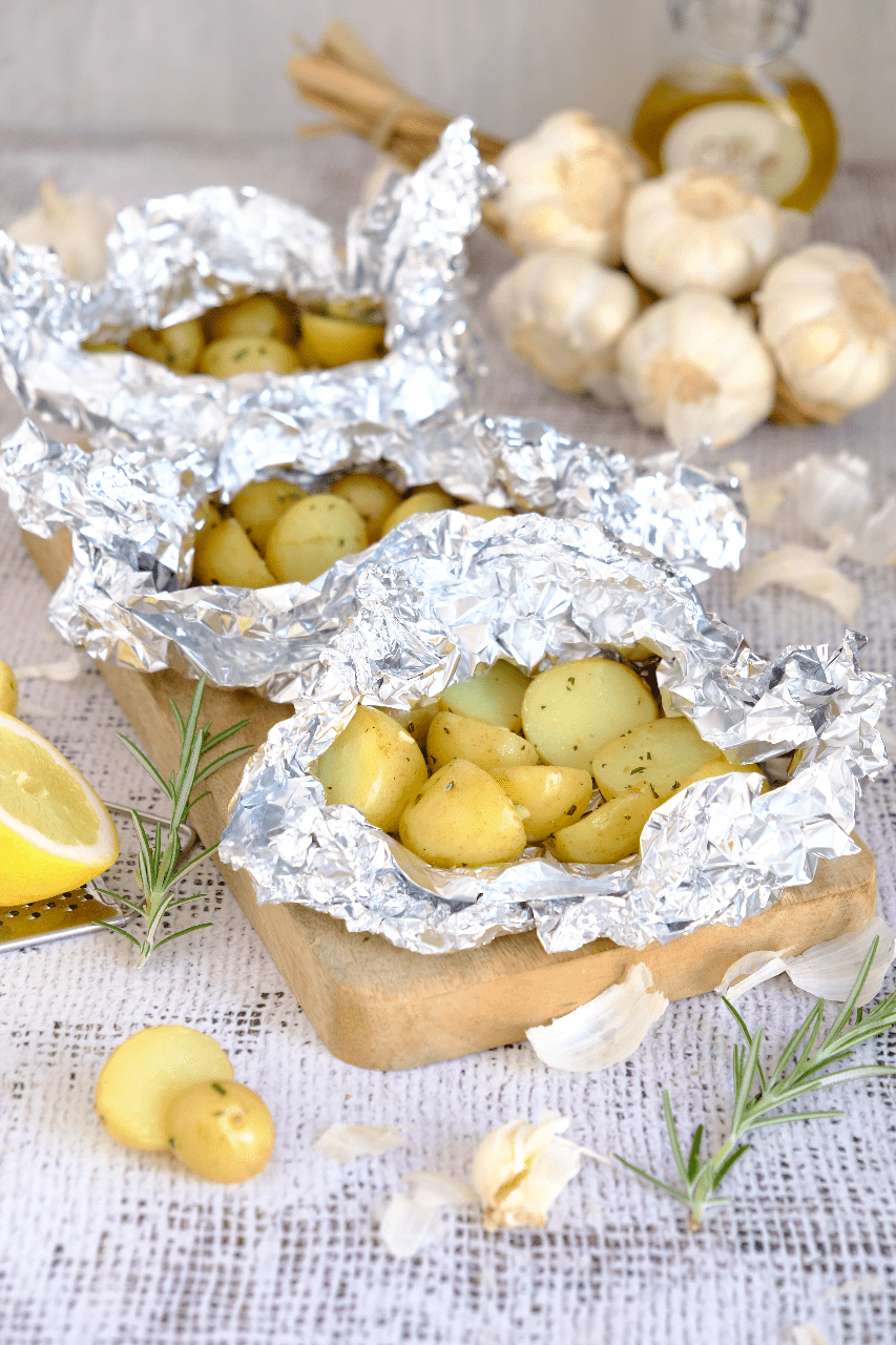 Aardappel pakketjes van de barbecue met Italiaanse kruiden