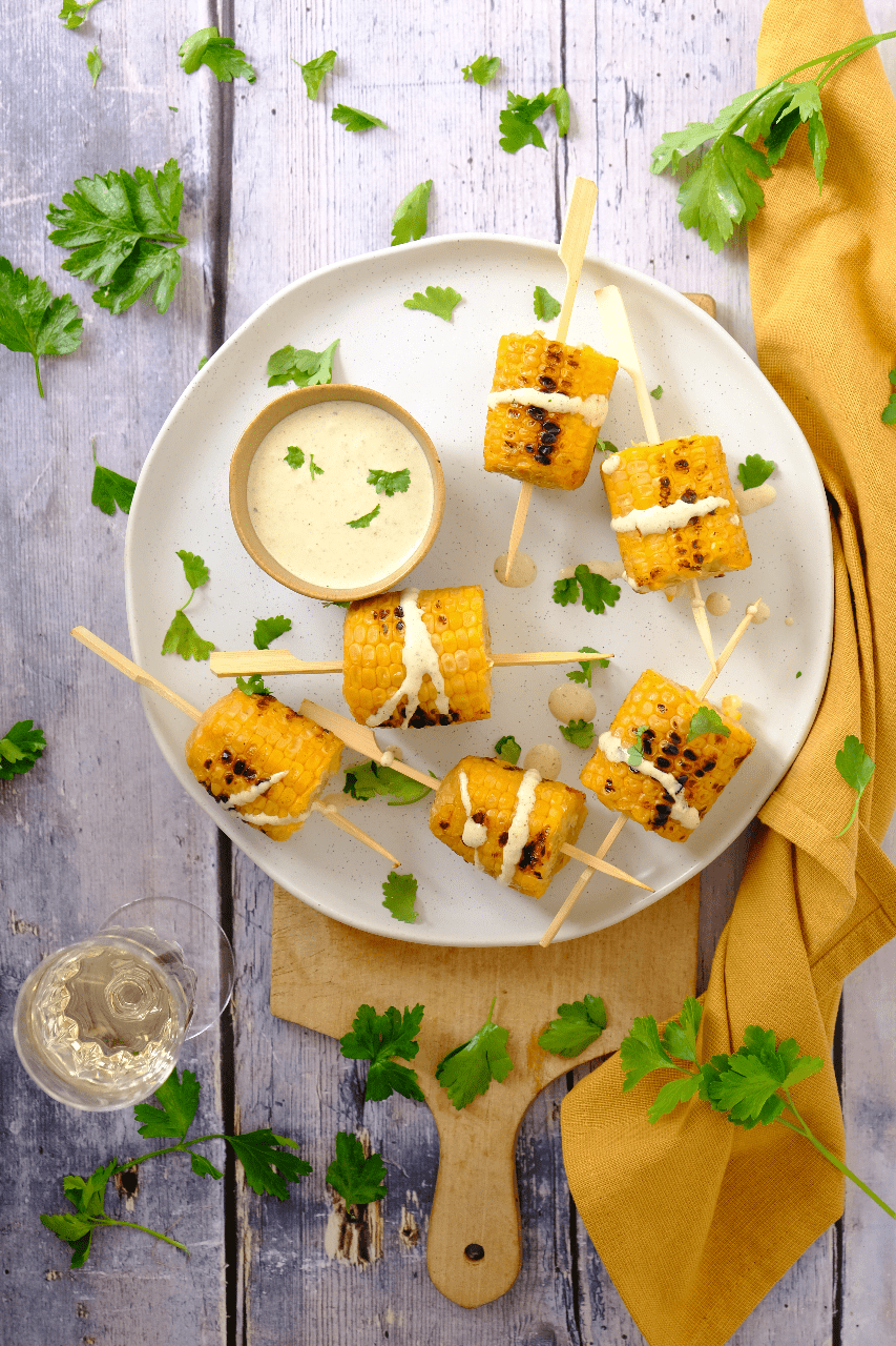 Mais met feta saus, koriander en gerookt paprikapoeder