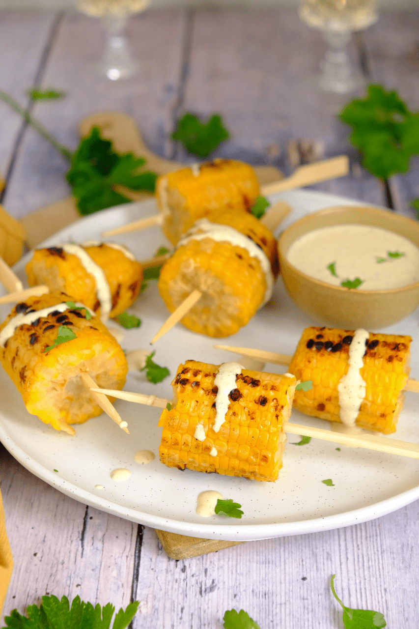 Maiskolf met feta saus en koriander