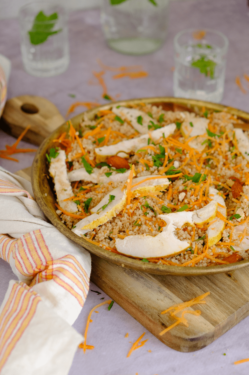 Marokkaans gemarineerde kip uit de oven met couscous, wortel en een goddelijke dressing met munt.
