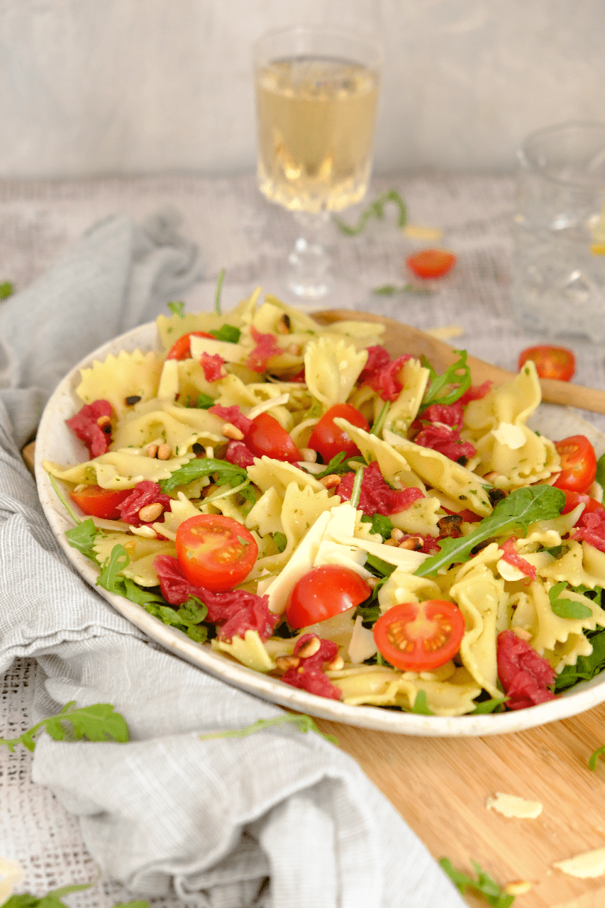 Pasta salade met pesto, carpaccio, pijnboompitten en rucola