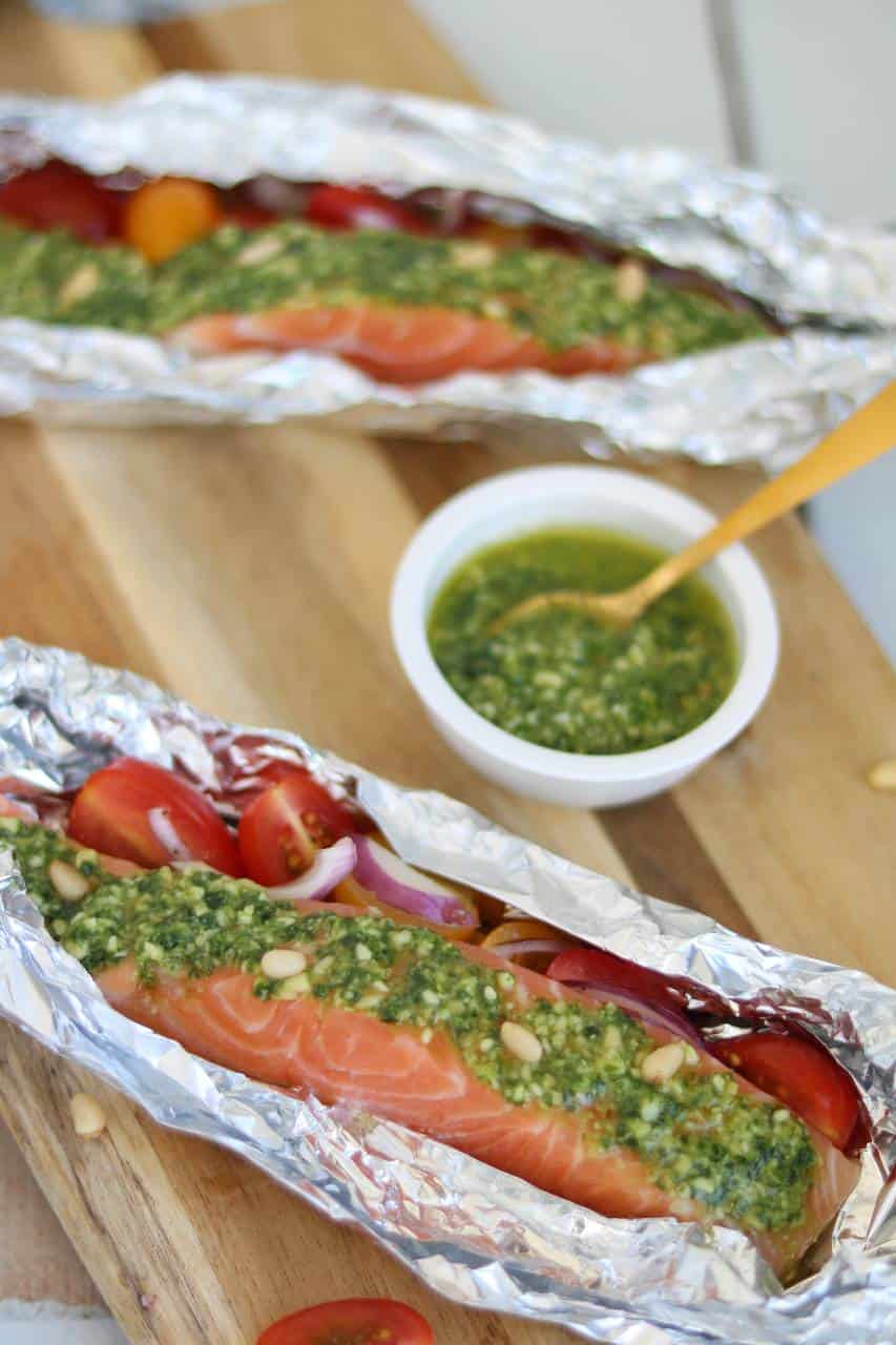 Zalm pakketjes van de barbecue met zelfgemaakte pesto en groente