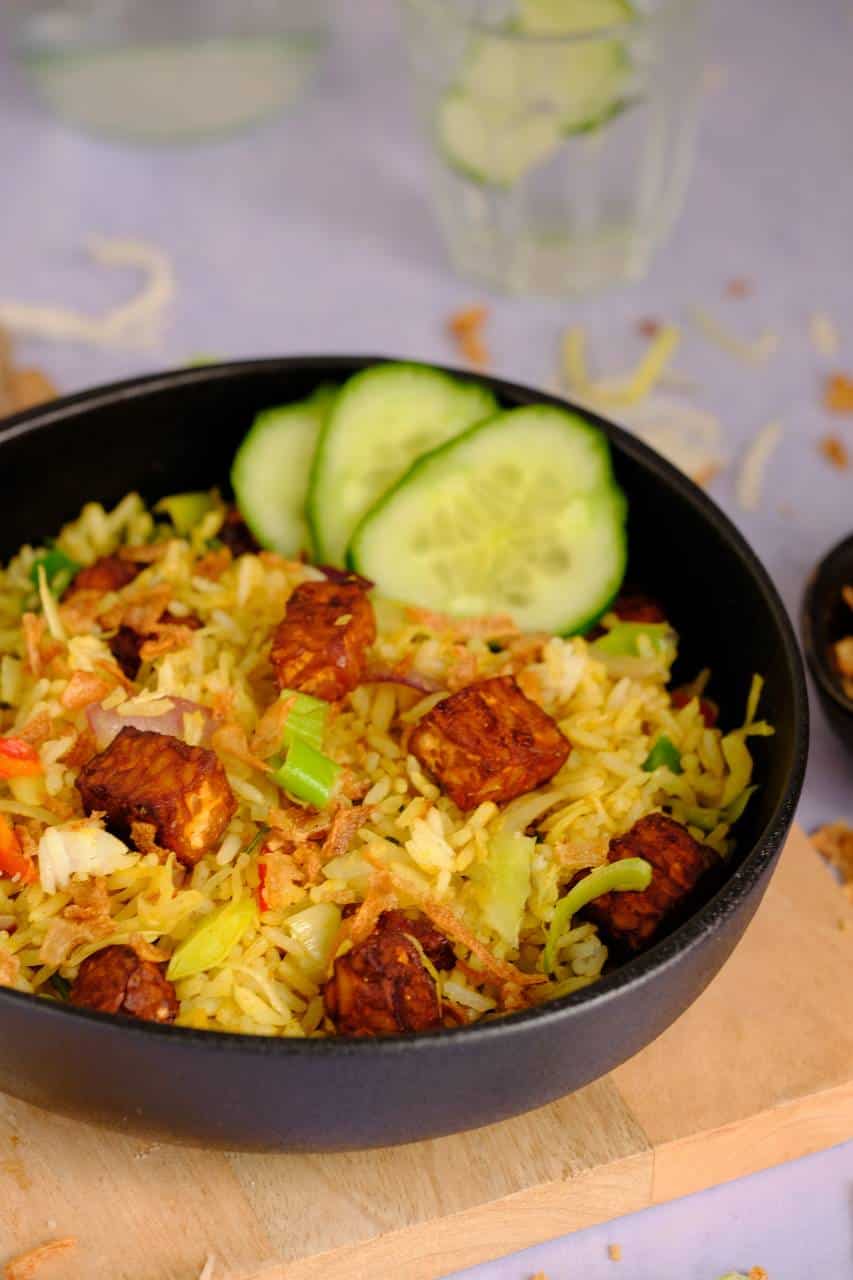 Vegetarisch wokgerecht: nasi met tempeh