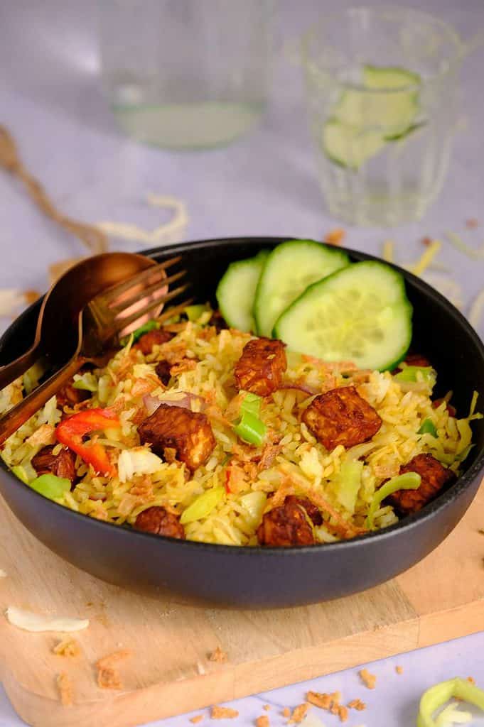 Vegetarisch wokgerecht: nasi met tempeh