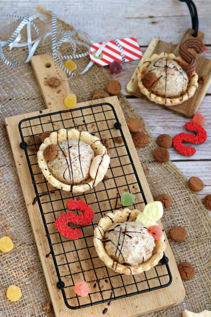 Speculaas ijs met 3 ingredienten: vanille ijs, speculaas en speculaas kruiden