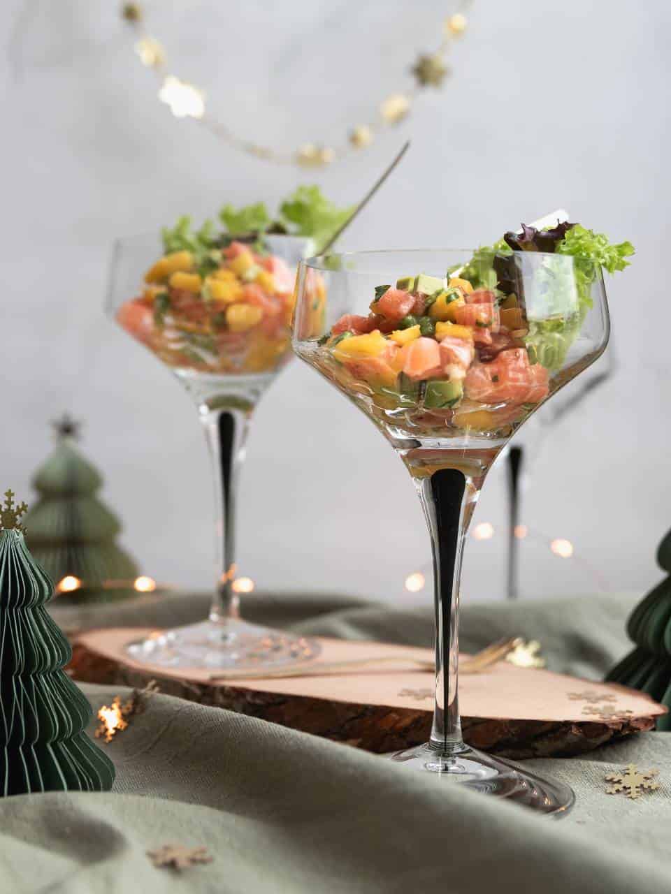 Zalm amuse met avocado en mango. 