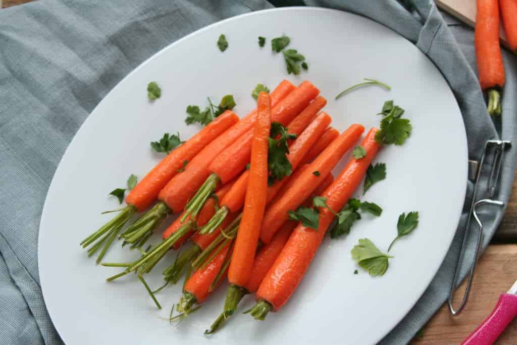 Bijgerecht voor kerst met groente. Gekarameliseerde worteltjes met honing.