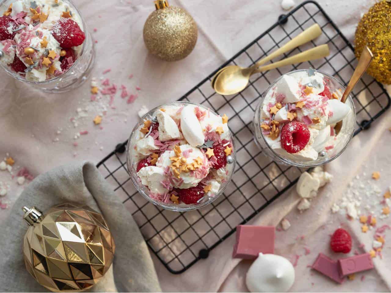 Eton Mess met frambozen, slagroom en meringue