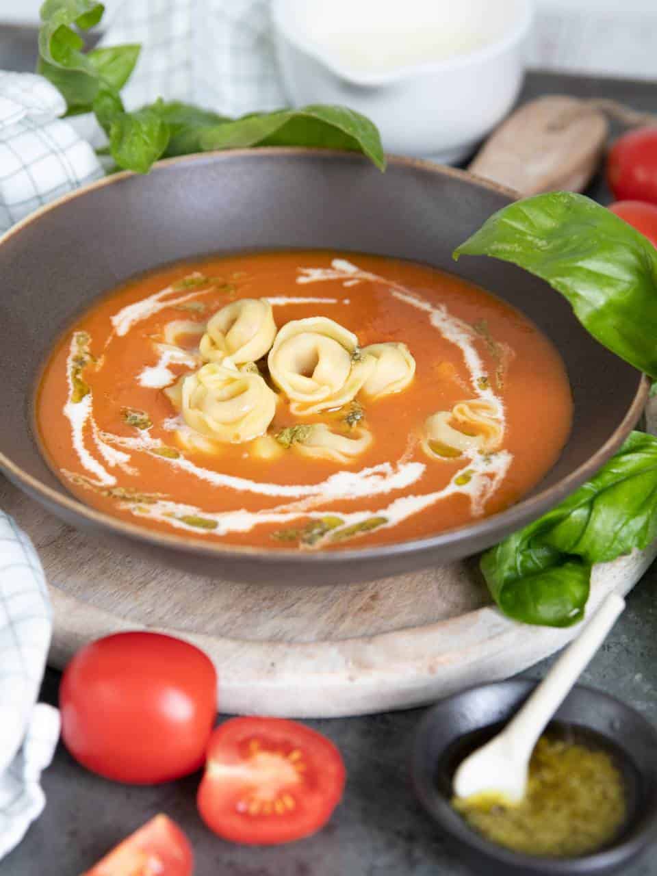 Italiaanse tomatensoep met tortellini, tomatensoep maken, Italiaanse soep, tomatensoep met verse tomaten, recept tomatensoep, Italiaanse tomatensoep recept