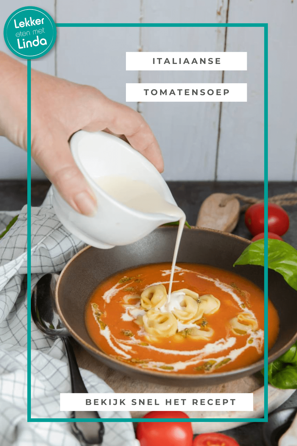 Italiaanse tomatensoep recept recept met pasta. Maak deze verse Italiaanse tomatensoep met tortellini voor een goed gevulde maaltijdsoep. Voeg pesto toe voor een heerlijke Italiaanse smaak.
