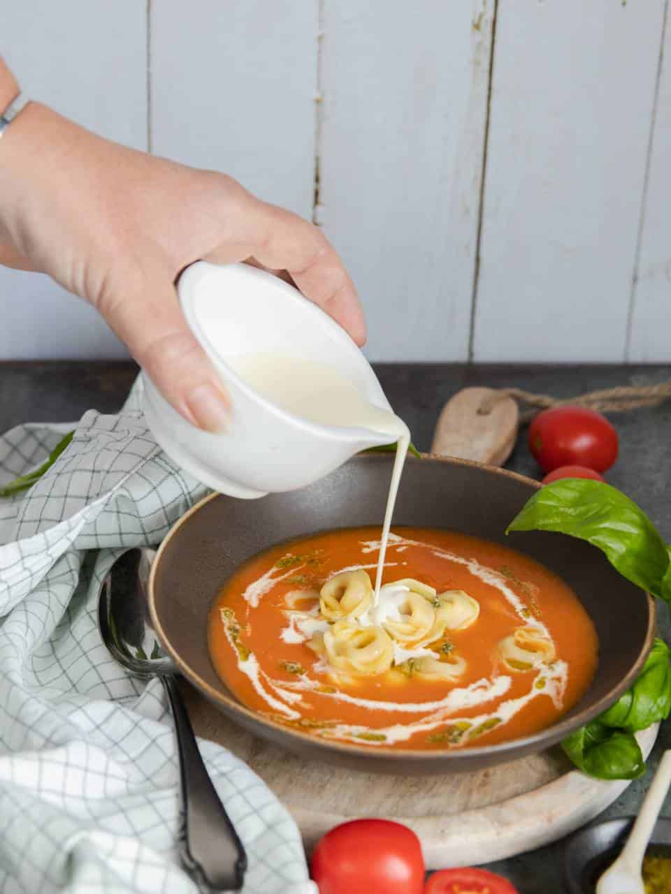 Italiaanse tomatensoep met tortellini, tomatensoep maken, Italiaanse soep, tomatensoep met verse tomaten, recept tomatensoep, Italiaanse tomatensoep recept 