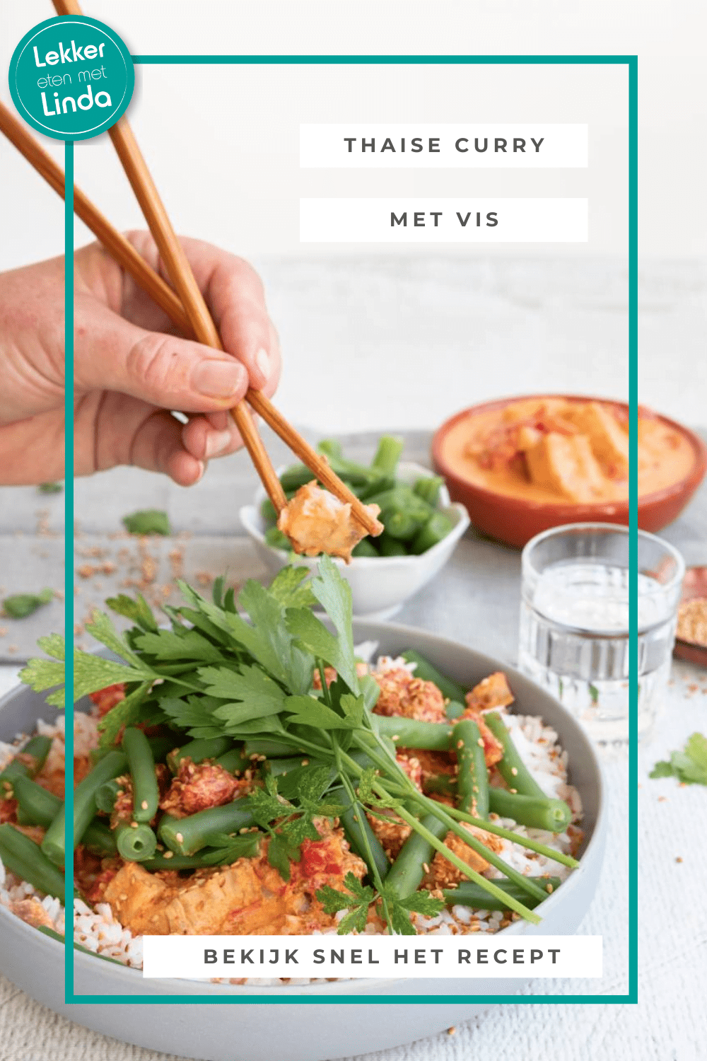 Thaise curry met vis. Dit rode curry recept zit bomvol smaak, zonder te pittig te zijn. De vis (kabeljauw) gaart in de rode curry met kokosmelk en tomaat. Combineer de Thaise curry met rijst en groente naar keuze.