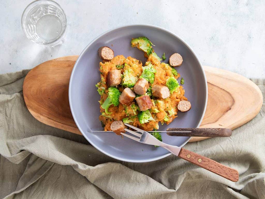 Zoete aardappel stamppot met broccoli. Dit is een makkelijk stamppot recept met zoete aardappel en broccoli dat net even anders is, heerlijk! Dit stamppot recept zet je snel op tafel, is makkelijk te maken en nog gezond ook. Bekijk hier het recept. kelijke gezonde maaltijd