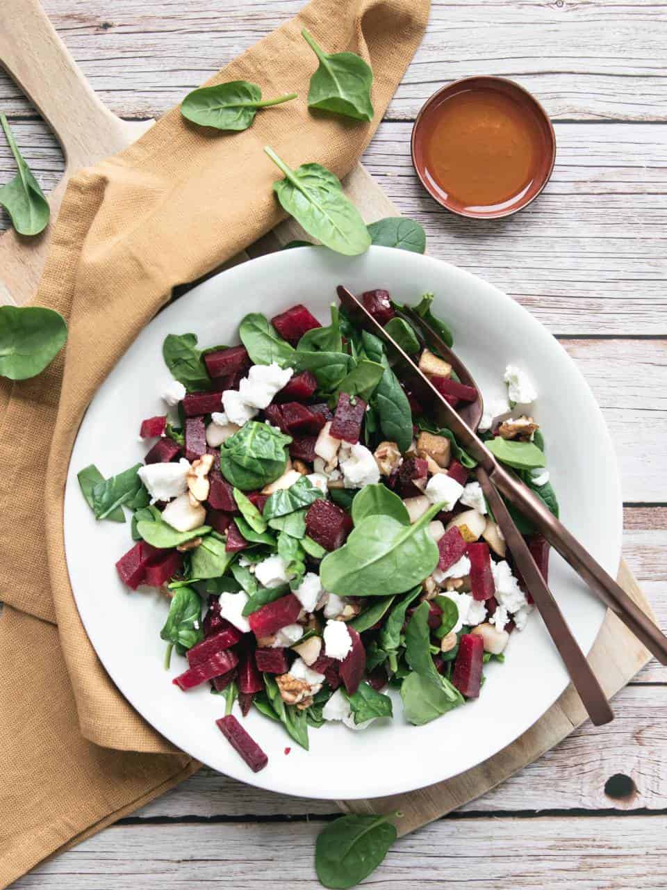 Bietensalade met geitenkaas en spinazie, lunchsalade met spinazie, rode bieten salade met geitenkaas, geitenkaas salade met walnoten en rode bieten en spinazie