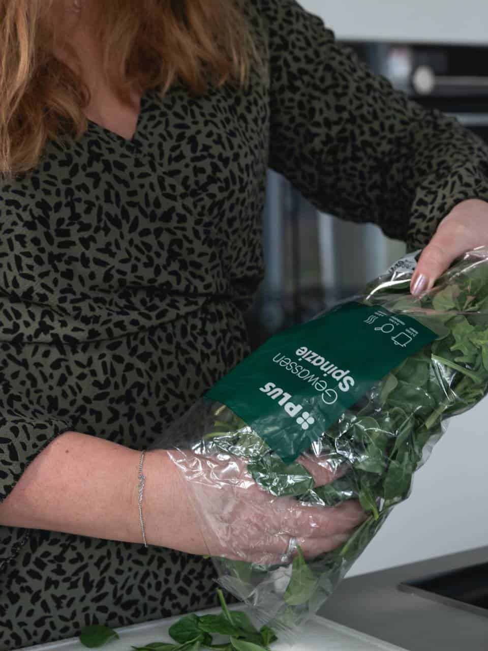 Bietensalade met geitenkaas en spinazie, lunchsalade met spinazie, rode bieten salade met geitenkaas, geitenkaas salade met walnoten en rode bieten en spinazie