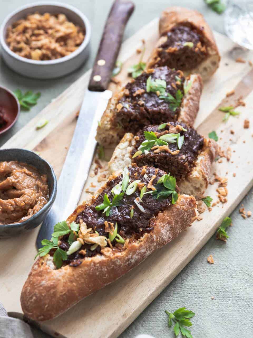 Gevuld stokbrood met gehakt op Indonesische wijze