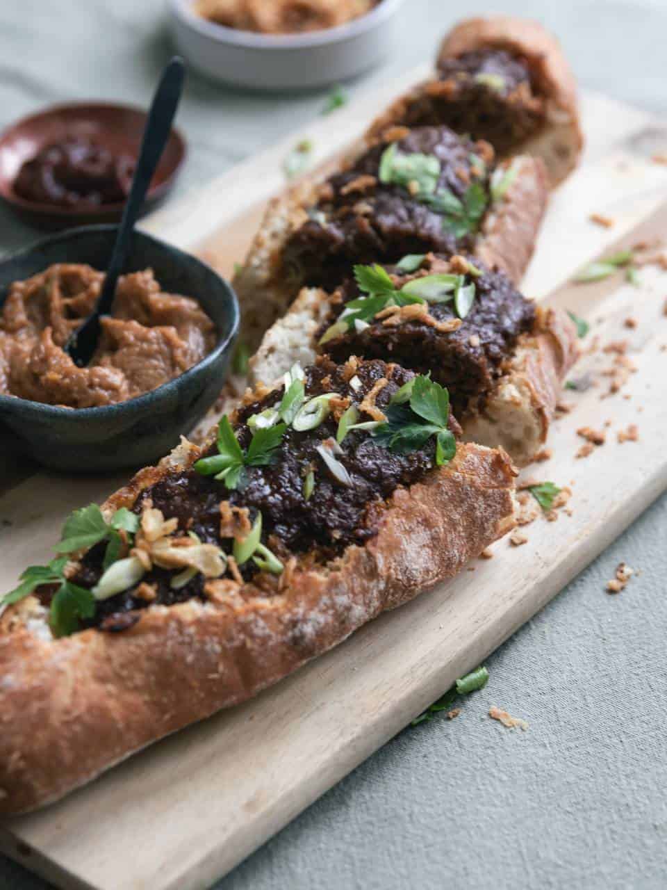 Gevuld stokbrood met gehakt met ketjap en chilisaus
