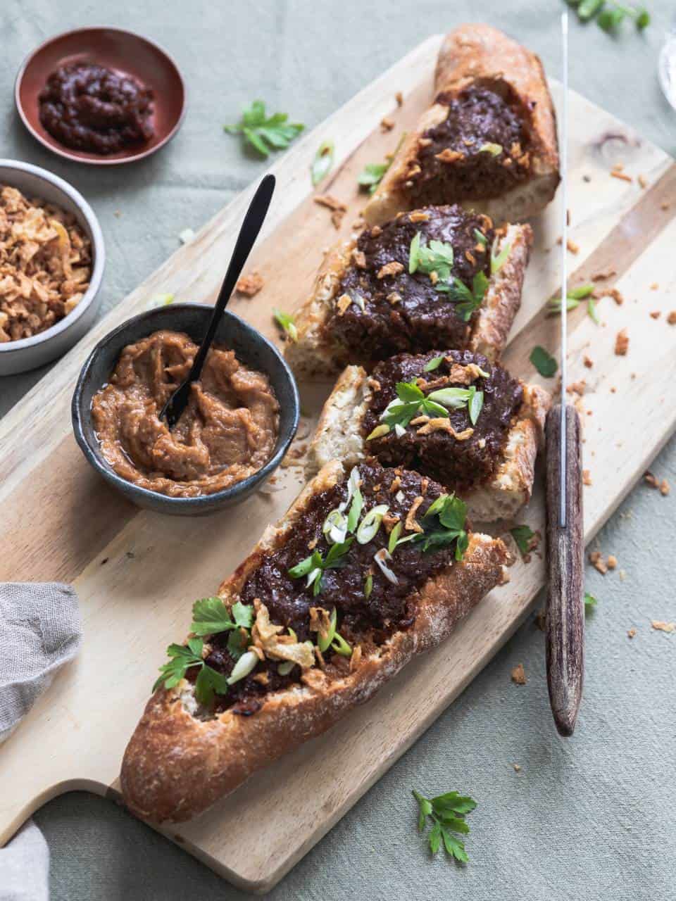 Gevuld stokbrood met gehakt, een makkelijk borrelhapje of bij een kom soep