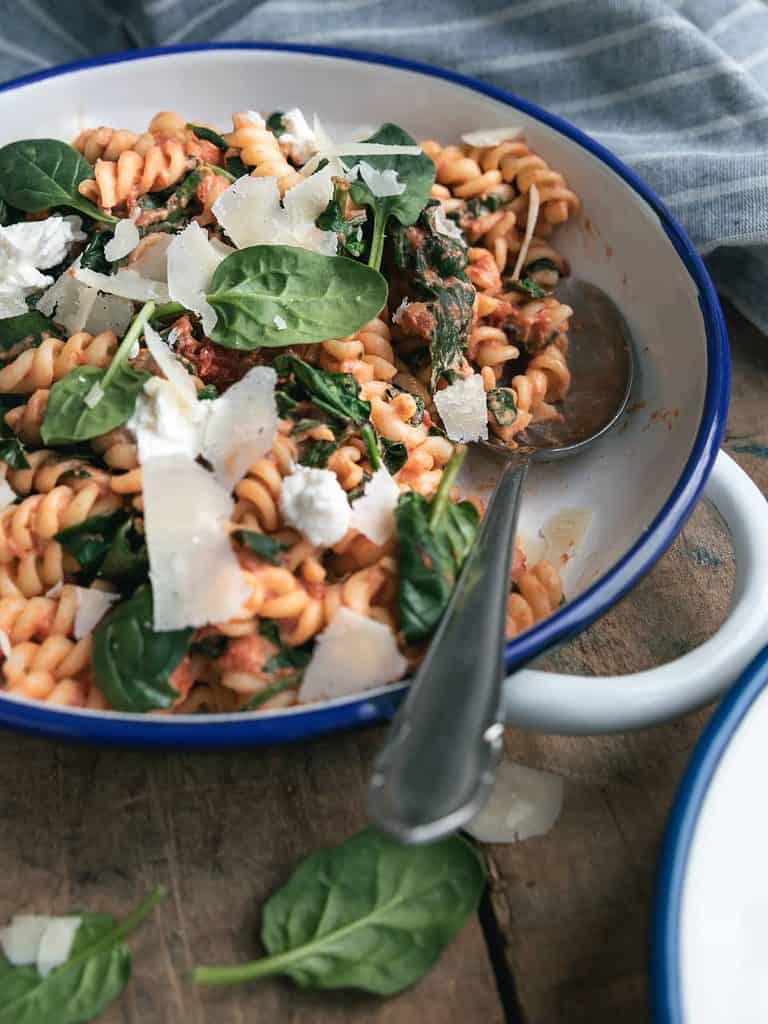 Pasta met tomatensaus, spinazei en ricotta