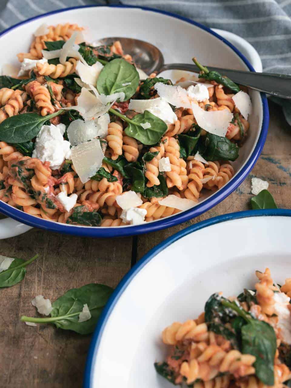 Pasta met tomatensaus, spinazie en ricotta. Makkelijke pasta maaltijd voor het hele gezin en ook nog eens vegetarisch.