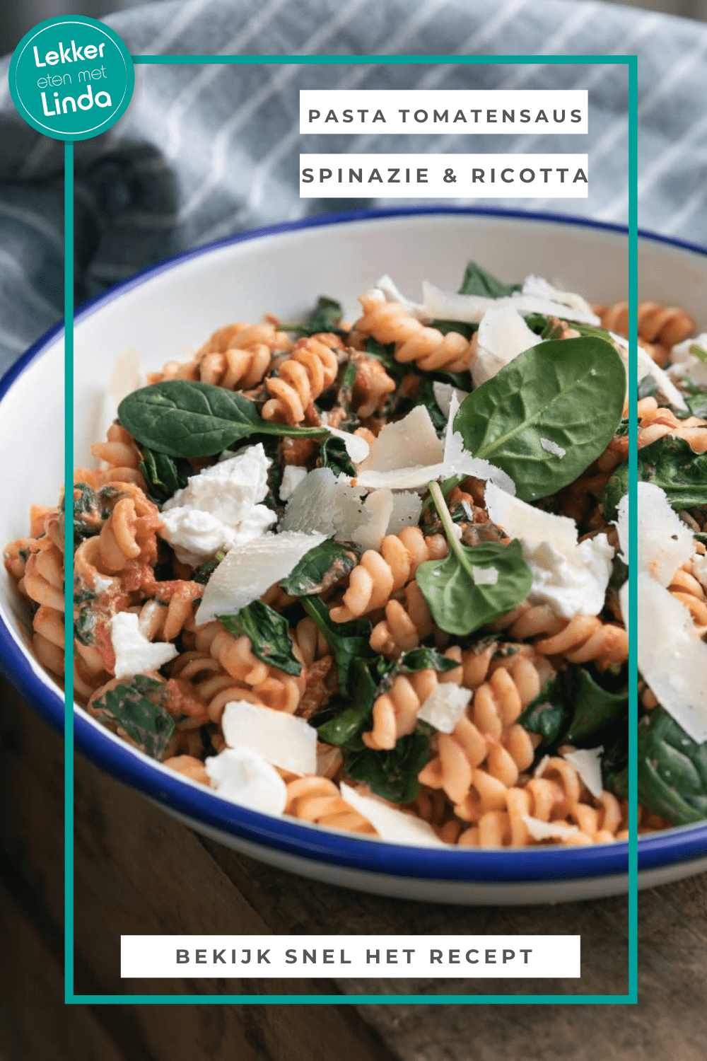Pasta met tomatensaus, spinazie en ricotta. Makkelijke pasta maaltijd voor het hele gezin en ook nog eens vegetarisch.