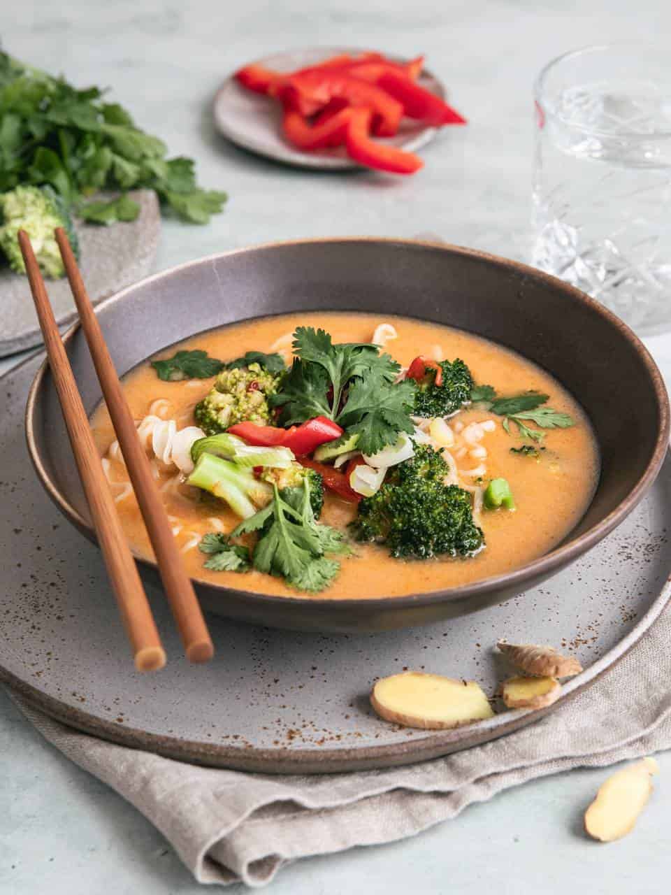 Thaise rode curry noedelsoep met groente, thaise noedelsoep vegetarisch, rode curry soep