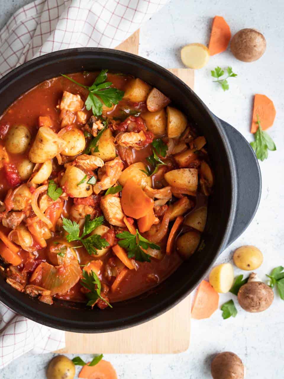 Stoofpotje met kip, kip stoofpotje, stoofschotel met kip, champignons en aardappelkrieltjes.