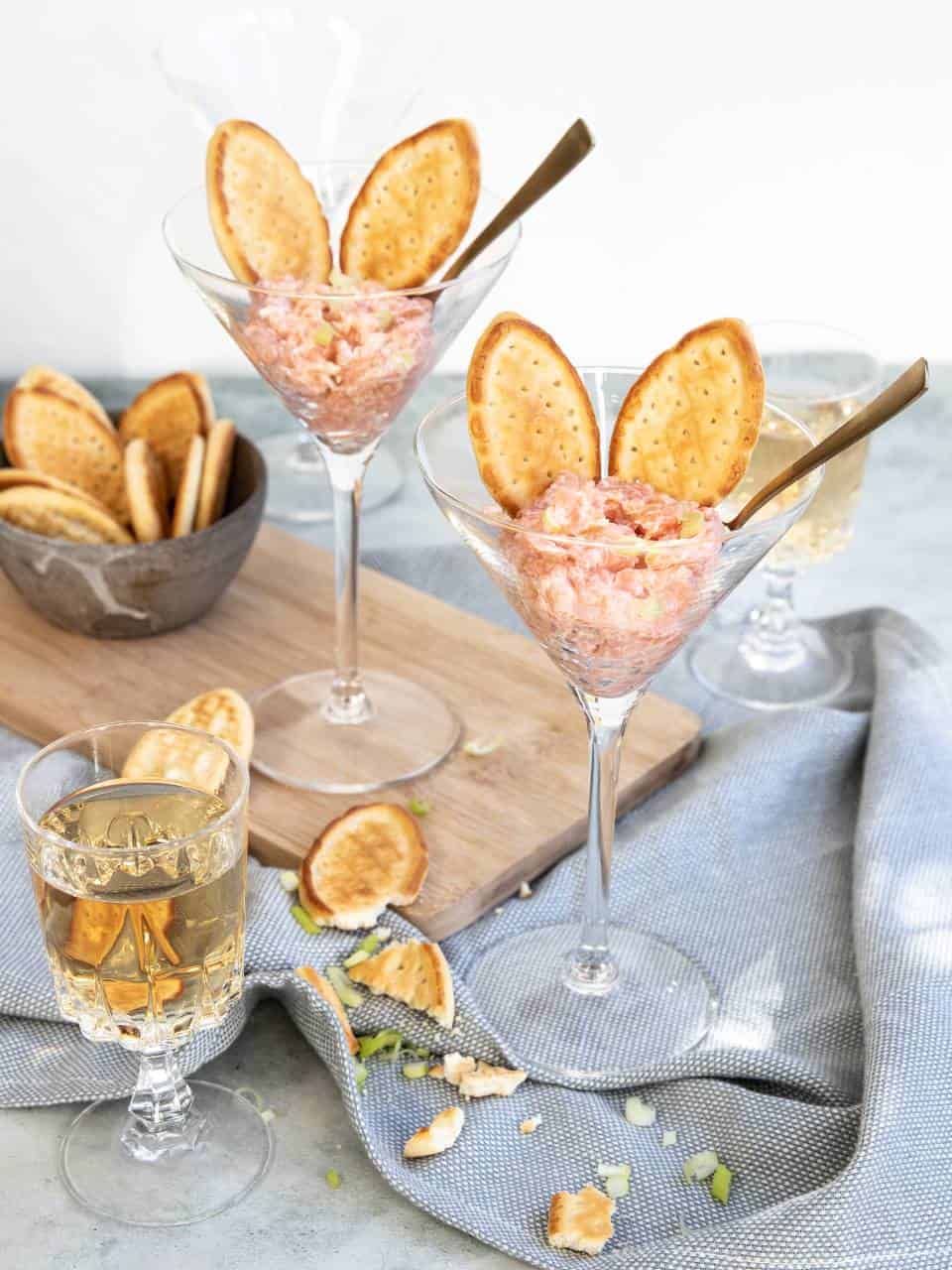 Amuse gerookte zalmtartaar met limoncello, eenvoudige zalmtartaar met crème fraîche.