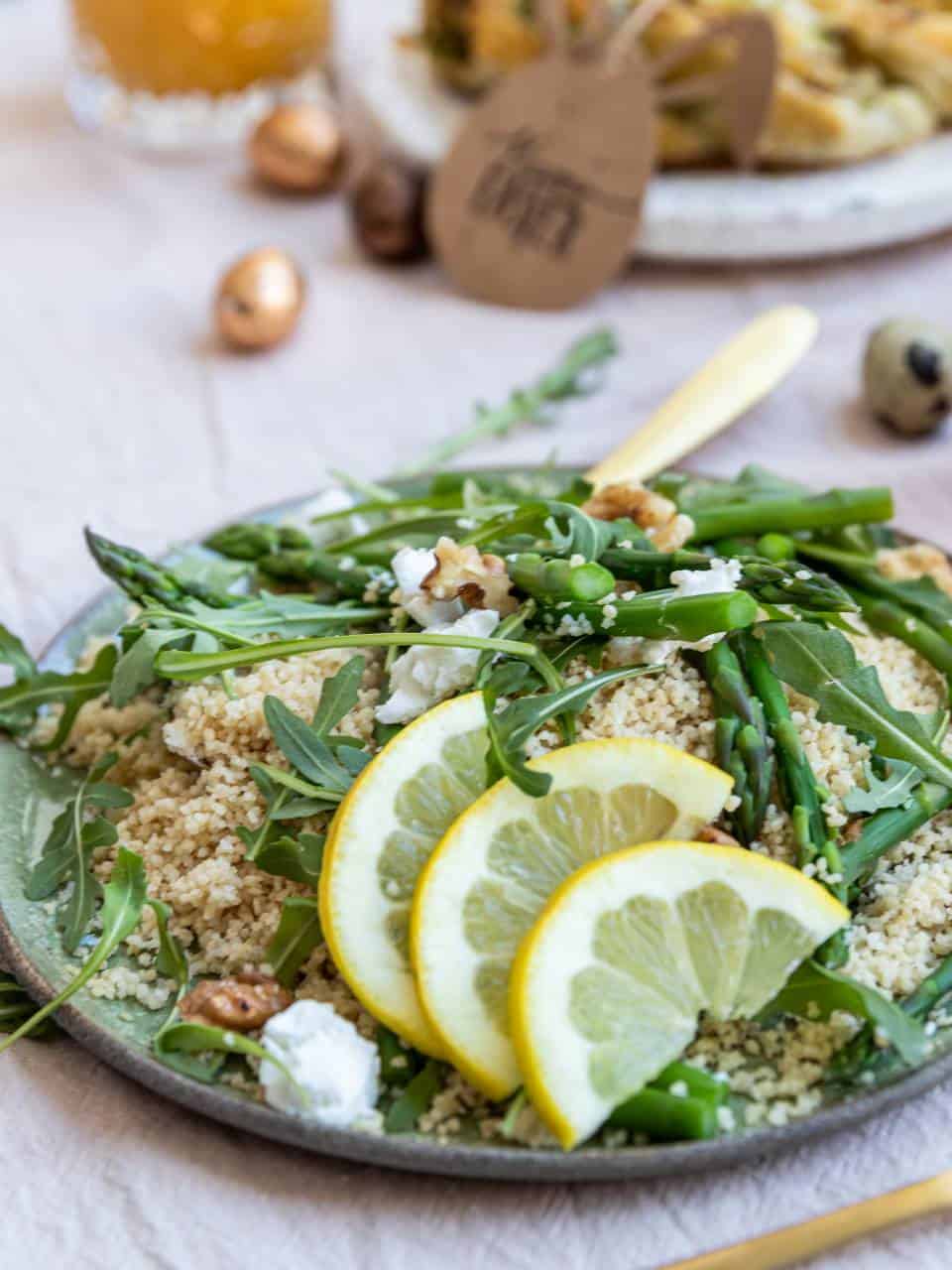 Brunch recept couscous salade met groene asperges, geitenkaas en rucola.