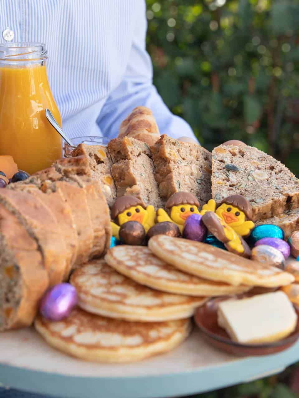 Notenbrood op een ontbijtplank