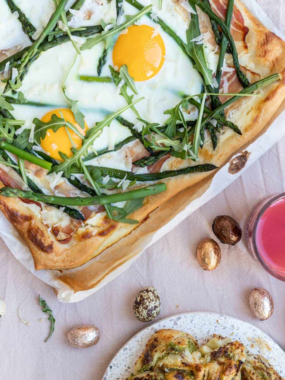 Paasbrunch recept: plaattaart met ei, spek en groene asperges.