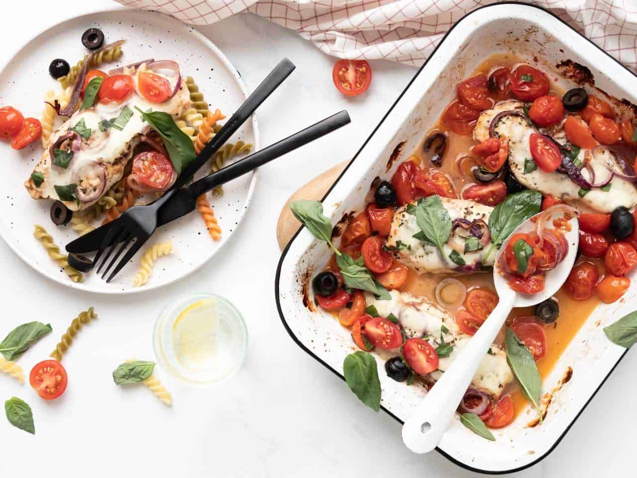 Kipfilet uit de oven op Italiaanse wijze met tomaten, mozzarella en olijven