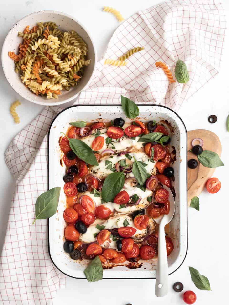 Italiaanse kip uit de oven met tomaten, mozzarella en basilicum. Kipfilet recepten, gezonde kipfilet recepten uit de oven, kipfilet gerechten 