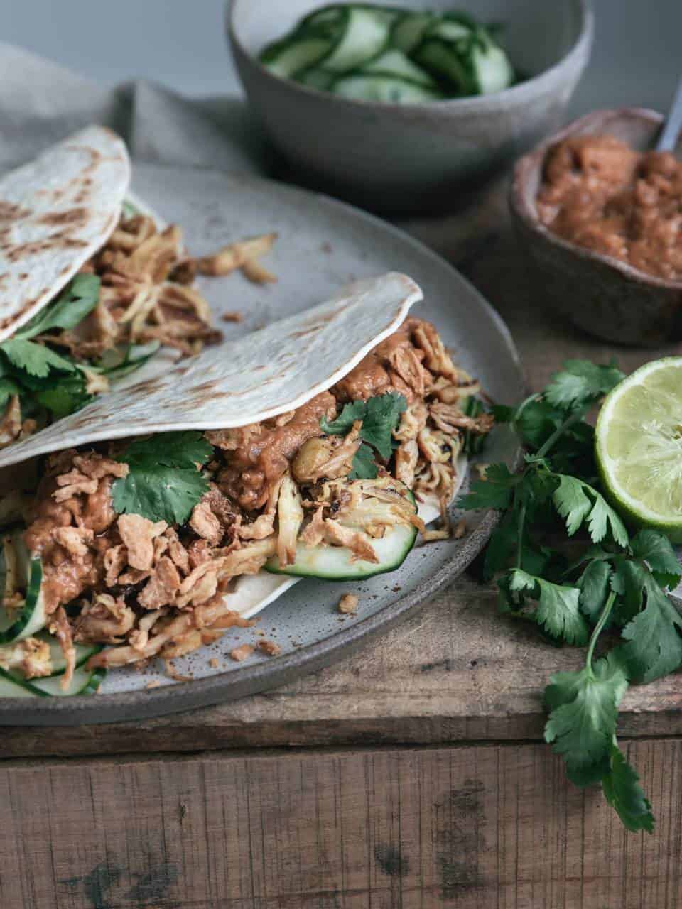 Wraps met pulled chicken. Probeer deze kipsaté marinade, succes verzekerd. Kipsate recepten met wraps en zoetzure komkommer. 