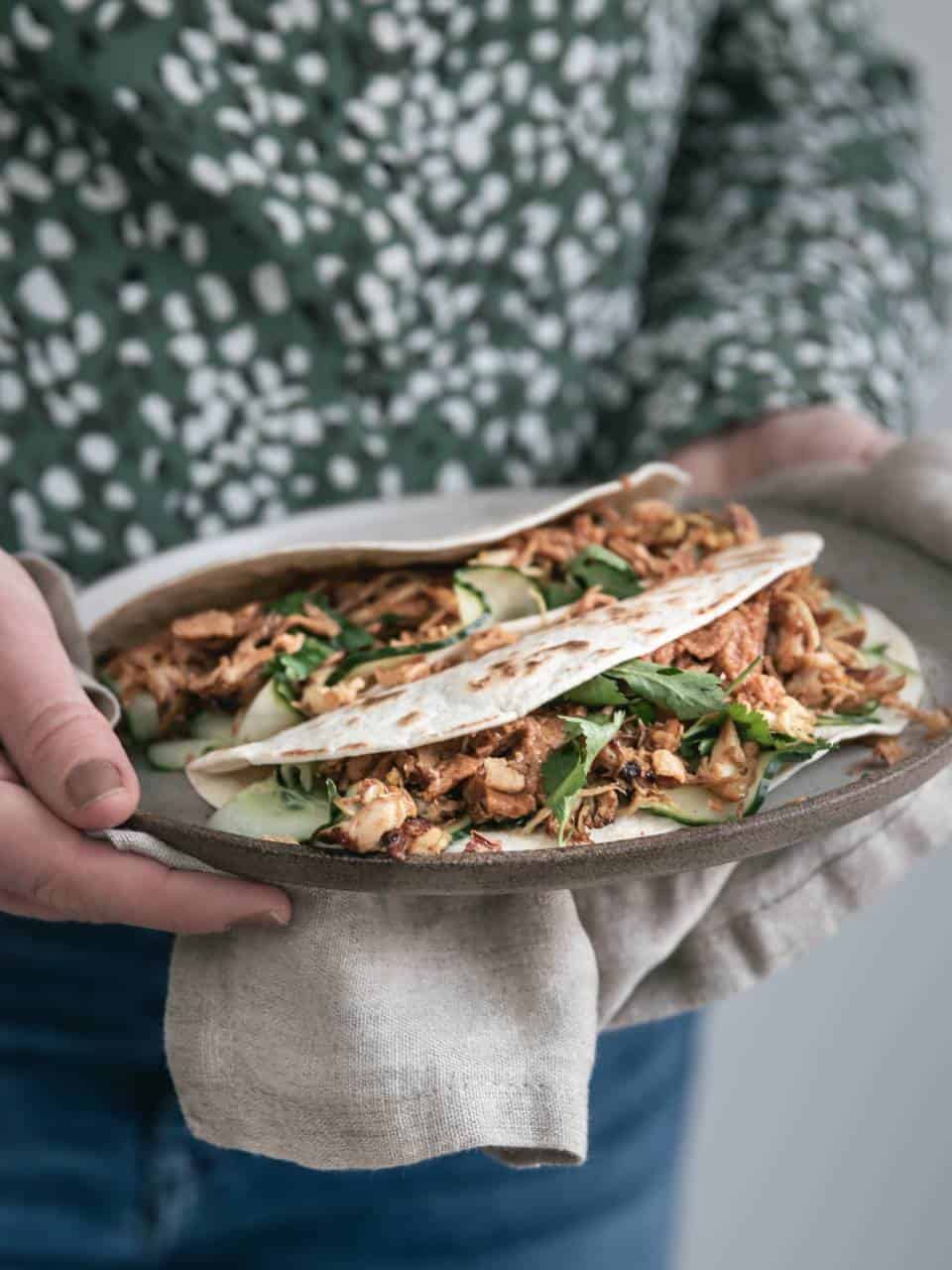 Kipsaté met wraps. Probeer dit recept voor kipsate marinade eens, een dikke hit bij jong en oud. Deze marinade voor kipsaté is makkelijk en kan niet mislukken. Bekijk hier het recept. 