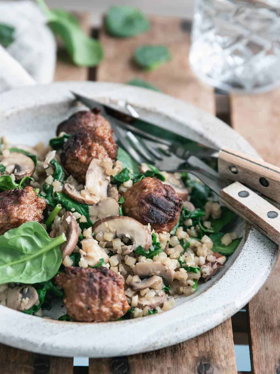 Vegetarische wokschotel met bloemkoolrijst