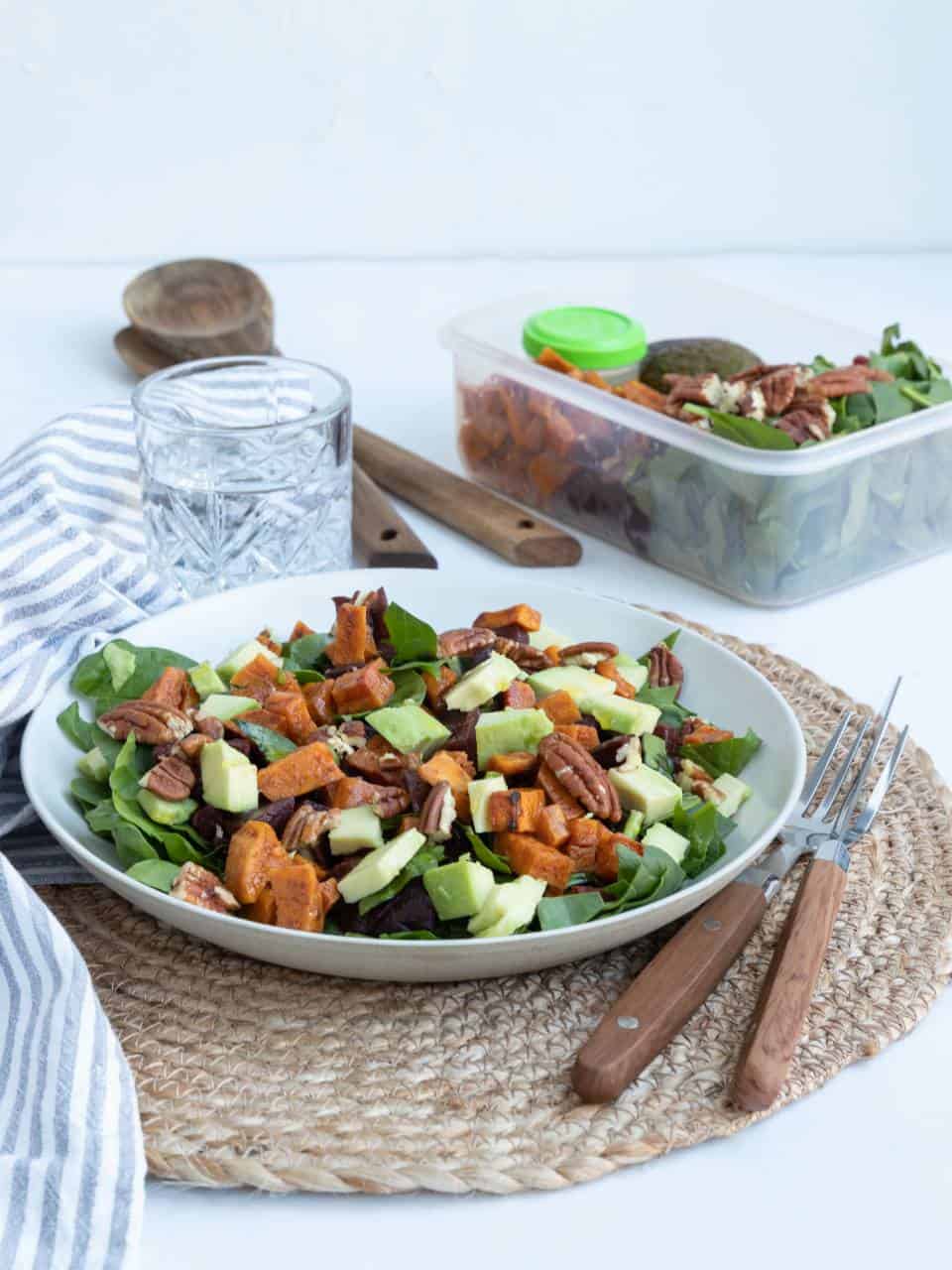 Lunchsalade: zoete aardappel met bieten, spinazie en avocado