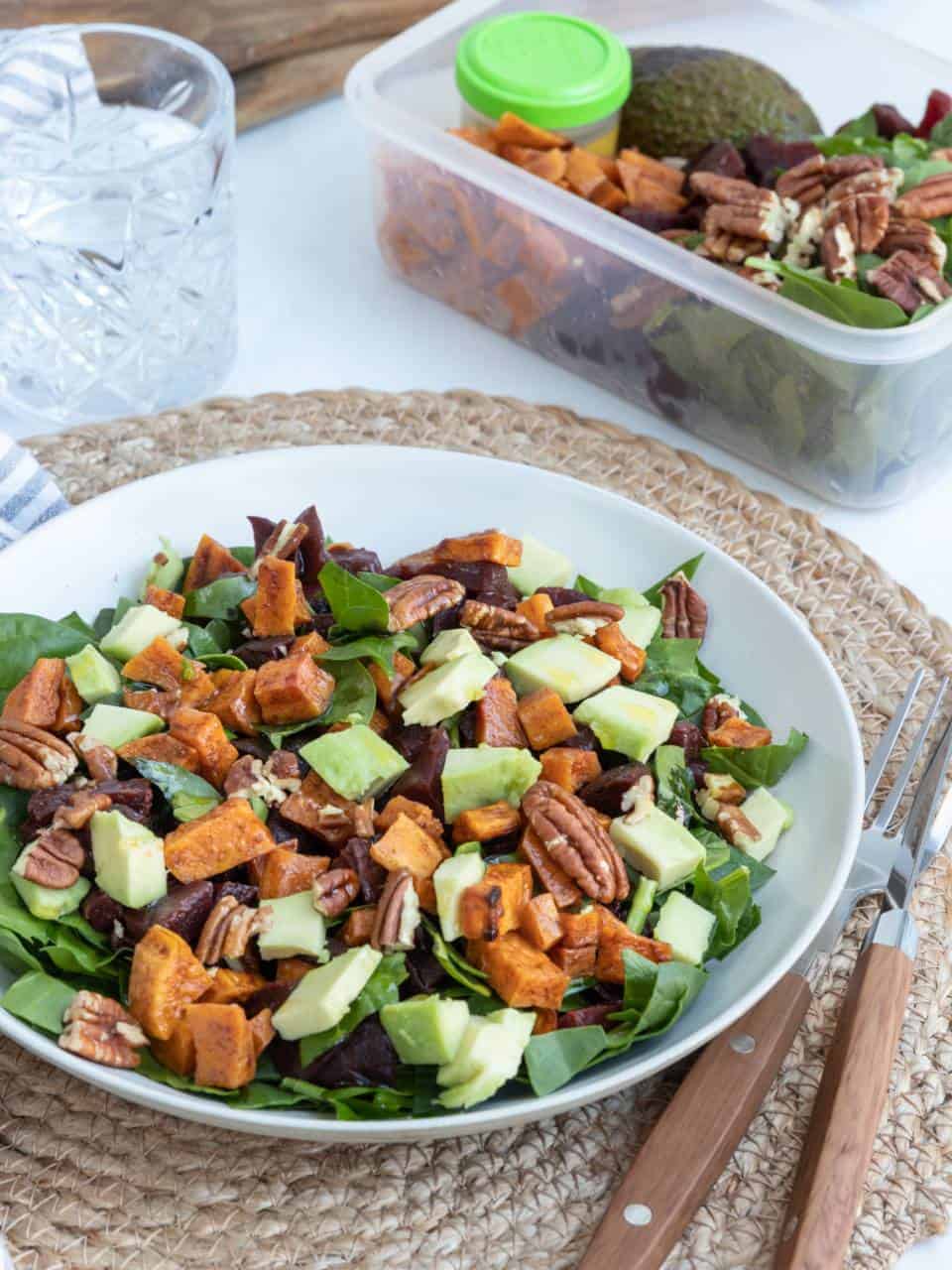 Lunchsalade met bieten, zoete aardappel, spinazie en avocado
