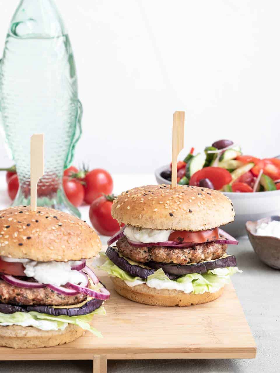 Hamburgers maken met Griekse kruiden en feta