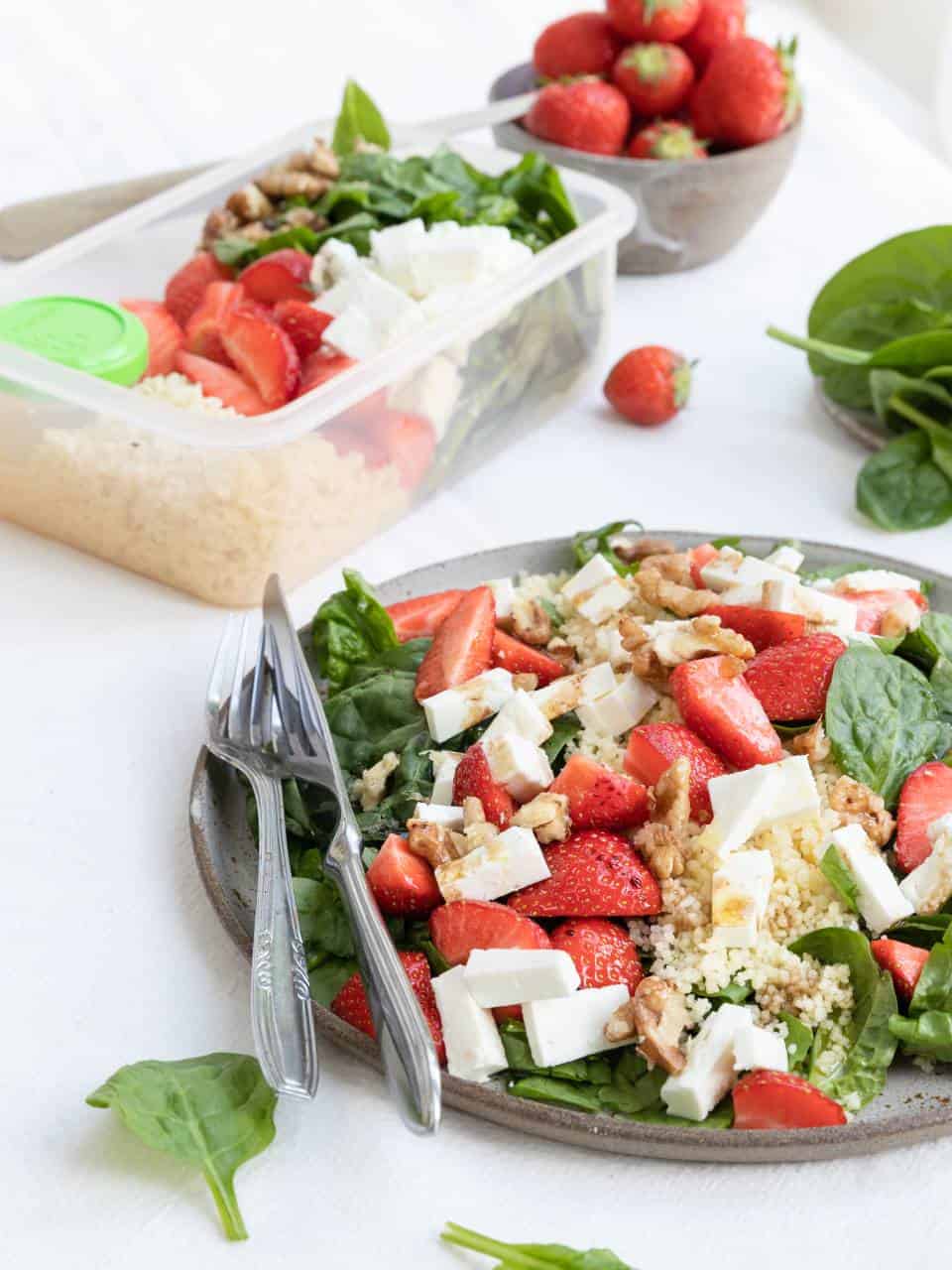 Zomers lunch salade met aardbeien, feta en spinazie