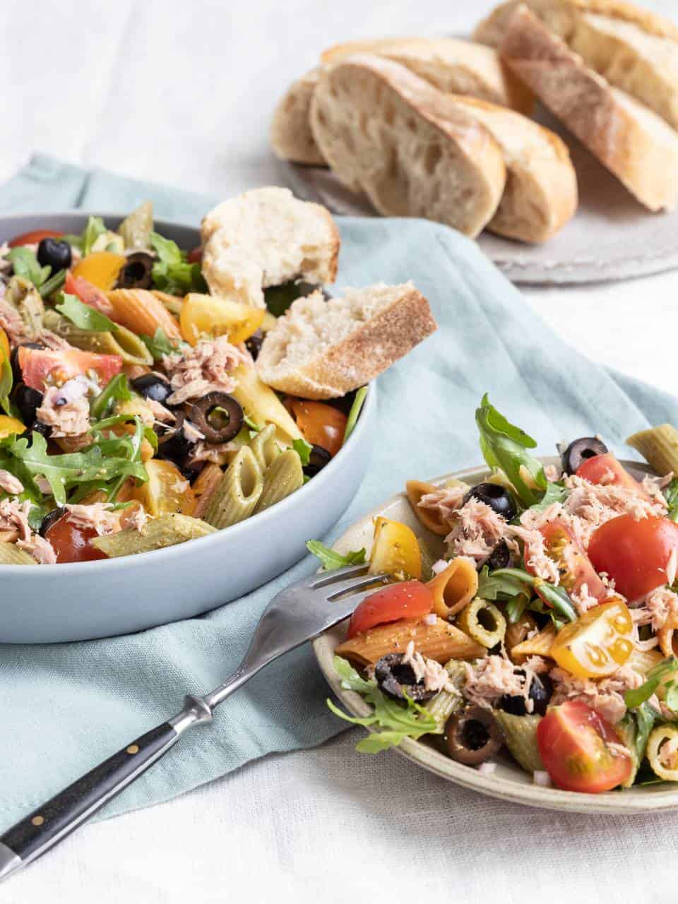 Koude pastasalade met tonijn en pesto